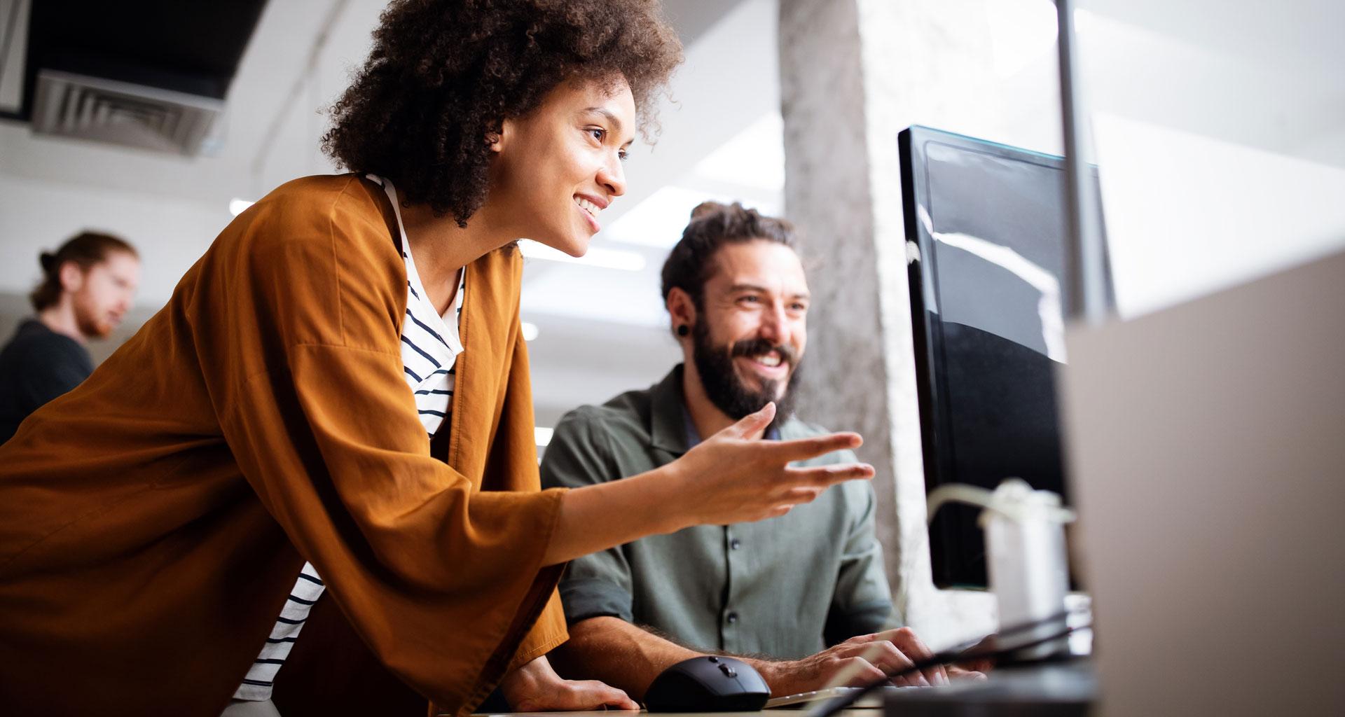 homem mulher computador mestre