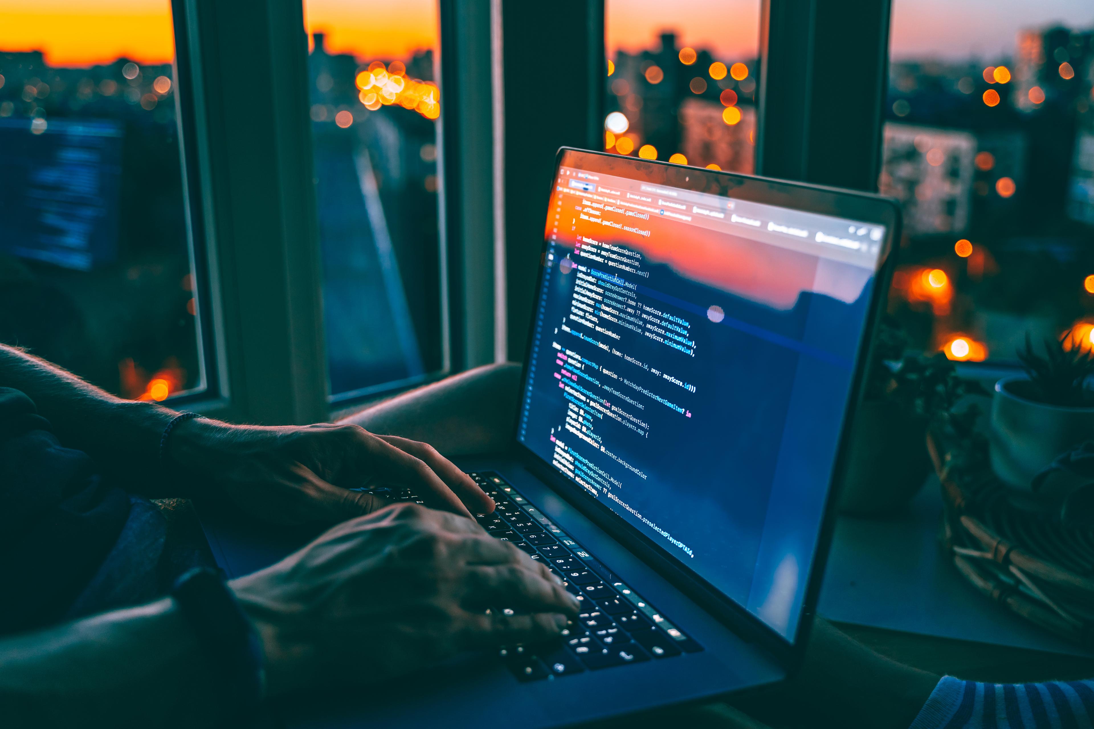 Uma pessoa com um laptop