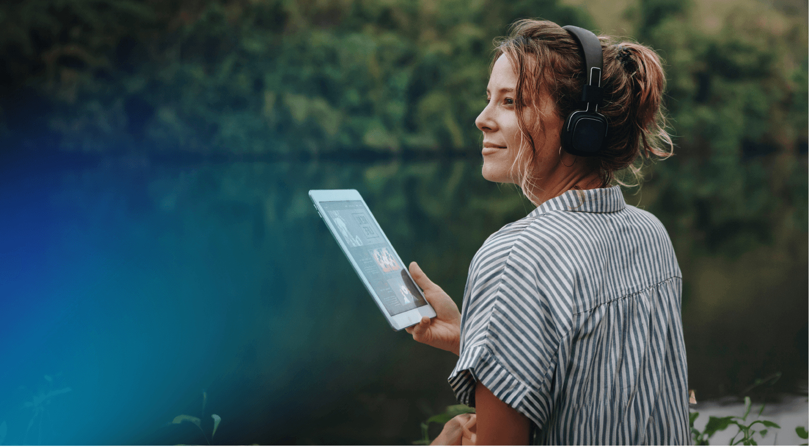 mujer leyendo en tablet