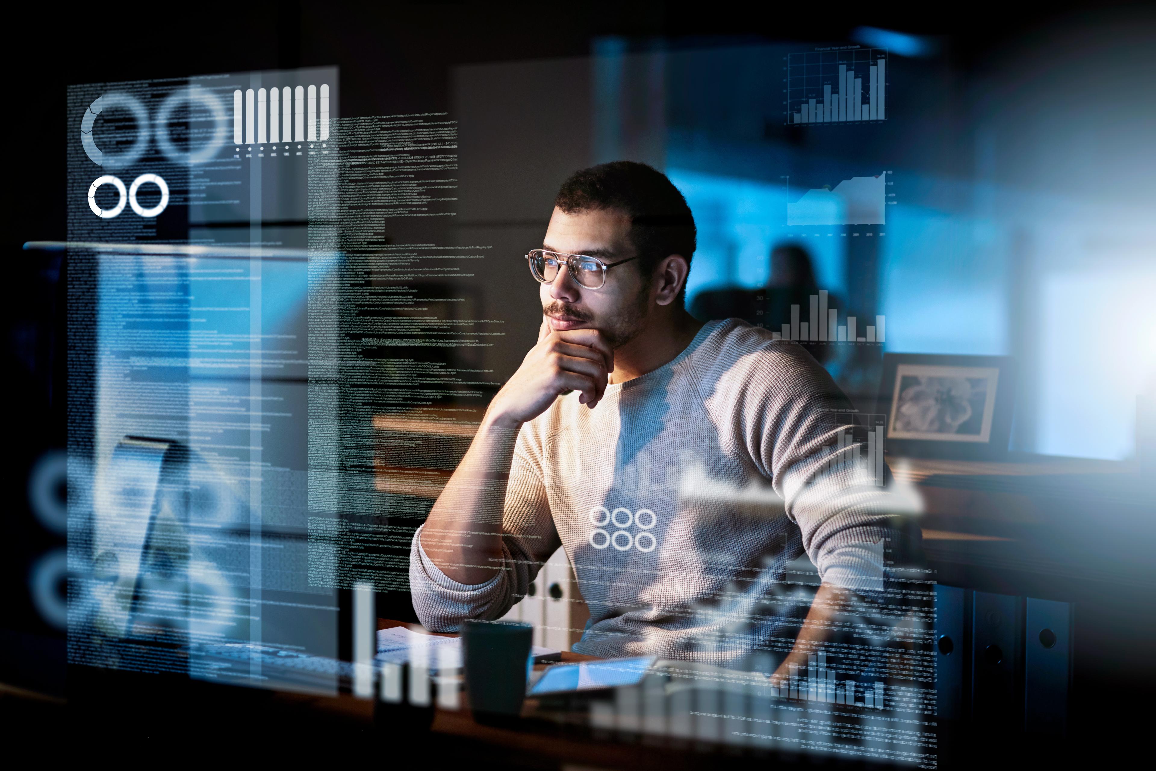 persona lavorando alla scrivania con il proprio computer