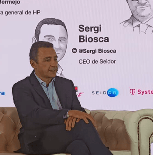 sergi bisoca en una mesa redonda